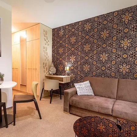 Liana Hrebienok C206 아파트