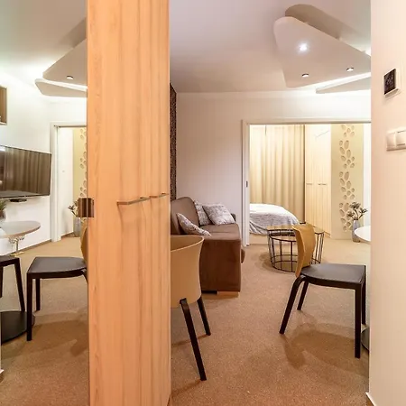 Liana Hrebienok C206