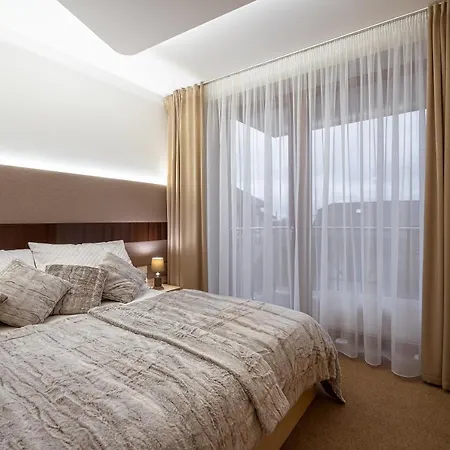 Liana Hrebienok C206